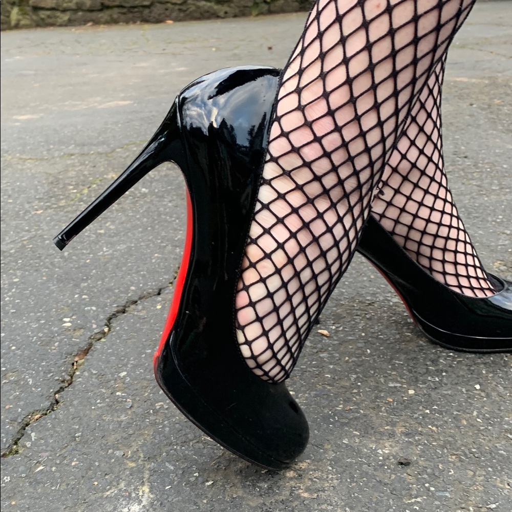 ❤️LOUBOUTIN NEW SIMPLE BLACK PATENT HEELS 40.5❤️